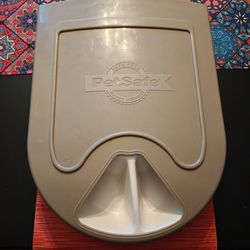 Automatic cat/dog feeder