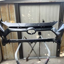 Vendo Bumper De Toyota RAV4 XLE 2025 Con pequeño Raspón 100 Oh Mejor Oferta