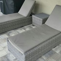 High End Brown Gray Matching Wicker Loung Chairs And End Table In Great Condition