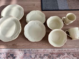 8 piece Lenox French Perle Dinnerware Set - Light Green