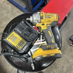 Mid Torque Dewalt Impact With One Battery And Charger
