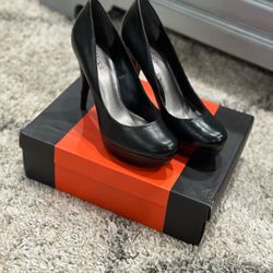Black Guess Heels Size 8