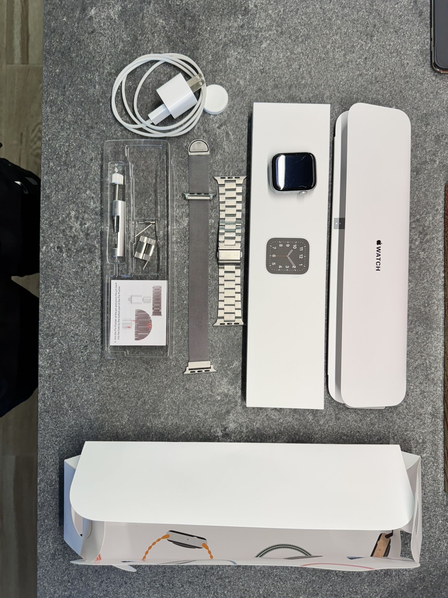 Apple Watch SE (GPS) 44mm Silver Aluminum Case - Silver - (2020)