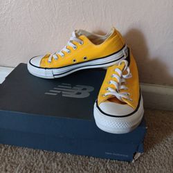 Women's size 7 converse shoes 
