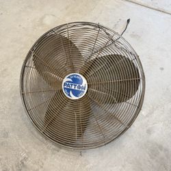 NICE HEAVY DUTY FAN 32” SHOP GARAGE PORCH WORKS PERFECTLY and HAS ON OFF SWITCH