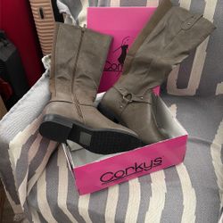 Women’s Boot Size 8 - Never Worn