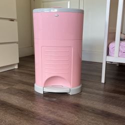 Diaper Piles. Papelera De Pañales De Bebé 