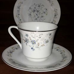 Vintage.... acsons fine bone china..👉8 sets 👈cup/saucer/dessert plate..24 piece total..100 Firm