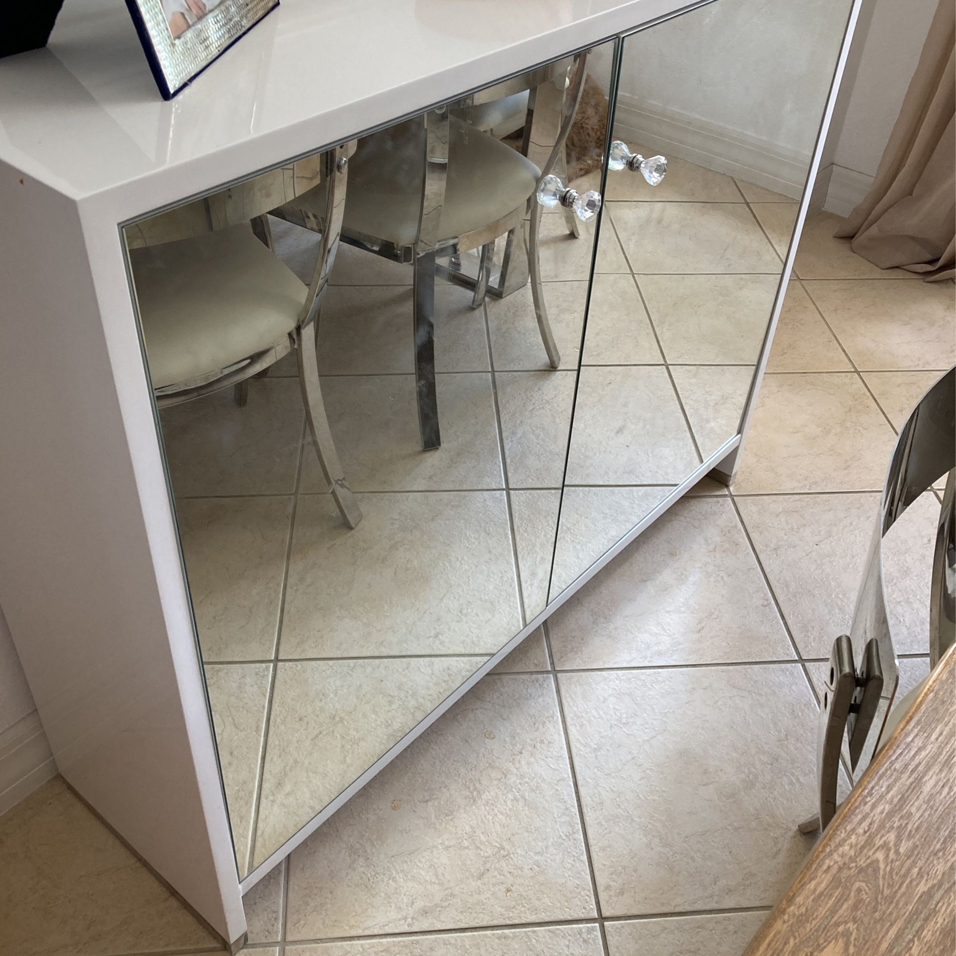 Mirrored Chest From El Dorado Furniture for Sale in Miromar Lakes, FL