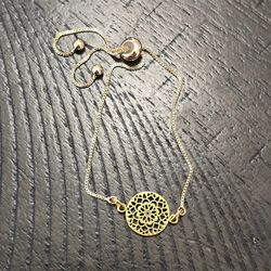 Gold pendant bracelet