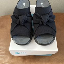 Bzees Women’s Black Smile Knotted Bow Slide Wedge Sandals - 8