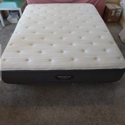 Like New Queen Size Beautyrest Silver Luxury Mattress 