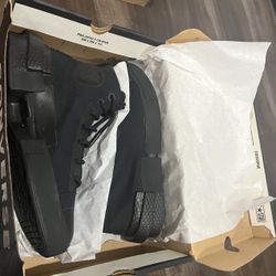 New Unisex Converse Women’s Size 7 Men’s Size 5