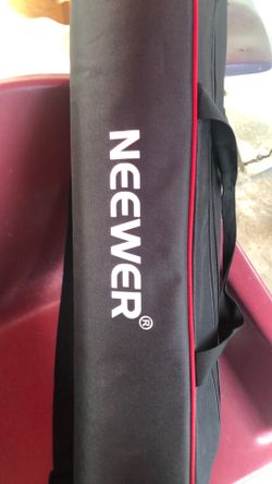 offers NEEWER video tripod