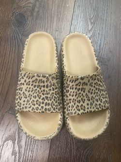 Women’s cheetah rubber sandals size 7