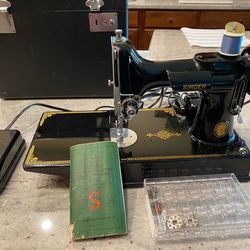 SINGER FEATHERWEIGHT. 221-1