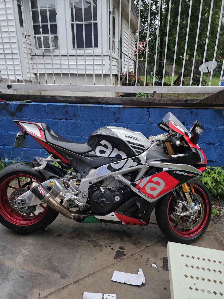 2016 Aprilia rsv4 whit 6k miles limited edition