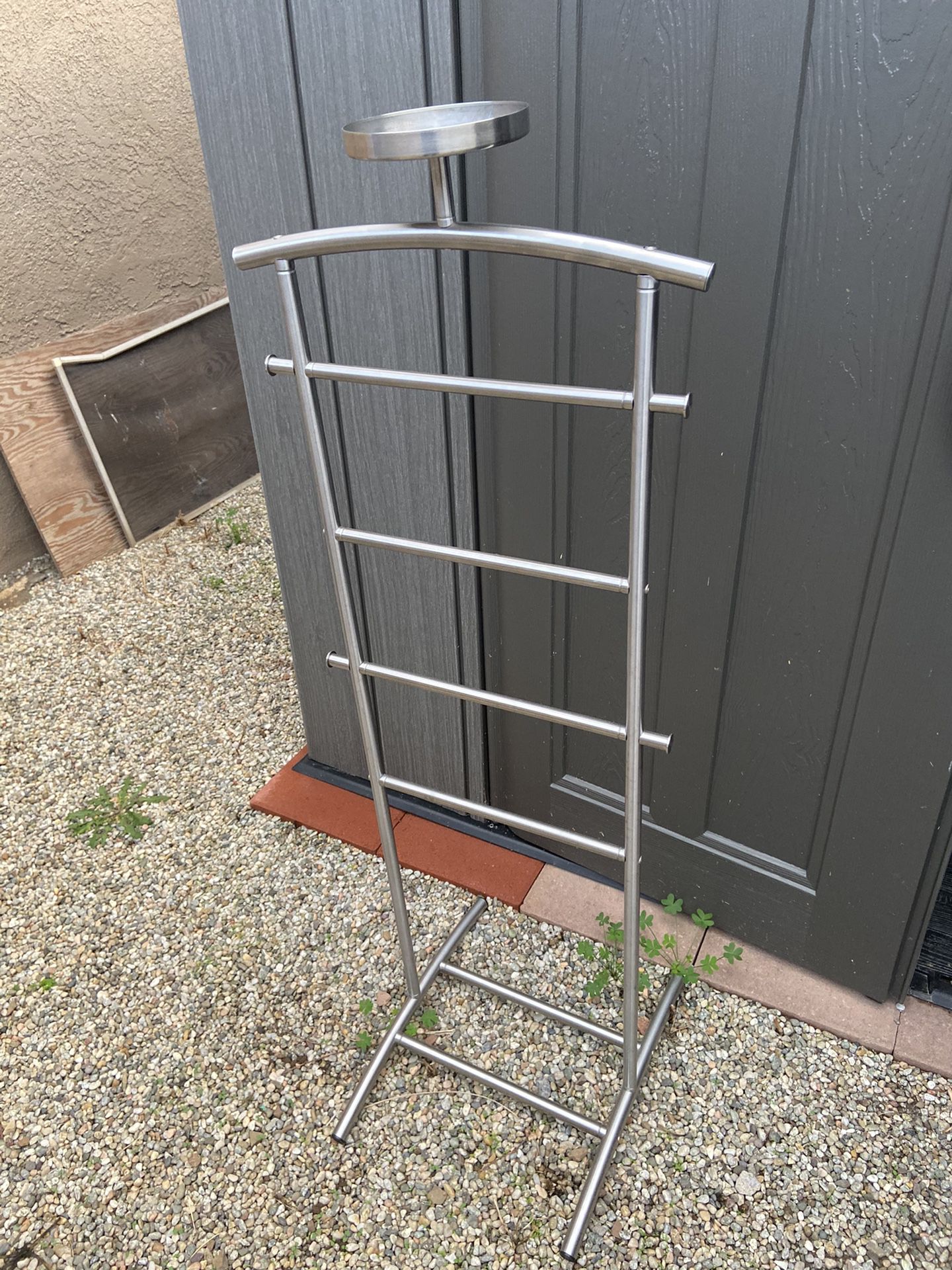 Valet clothing stand stainless steel / Perchero de acero for Sale in Corona, CA - OfferUp