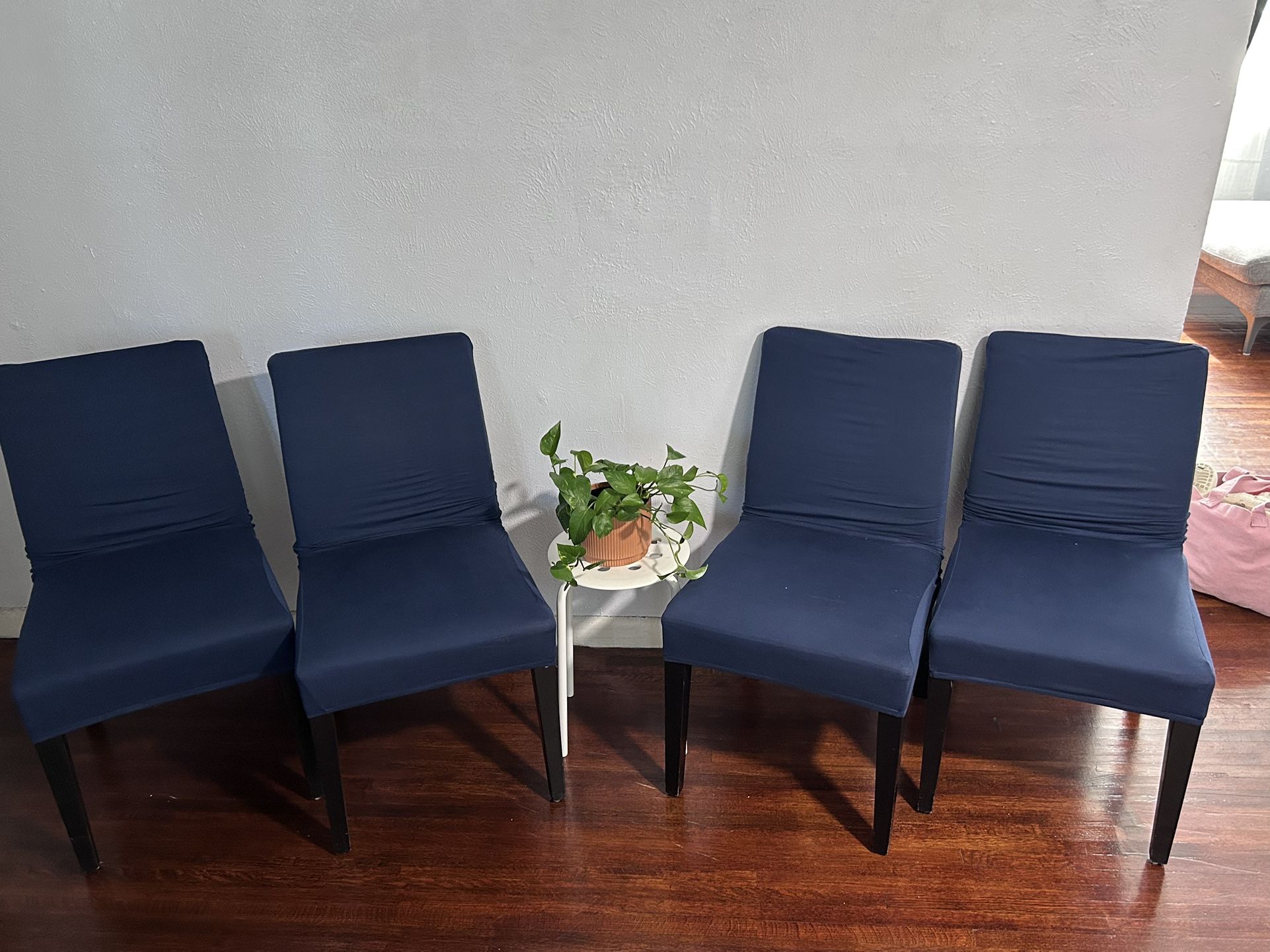 4 Chairs w/blue Chair Covers