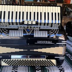 accordion universal looks like new