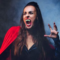 🕷 Set of 5 Glow In The Dark Vampire Teeth To Celebrate Halloween 12 Per Pack