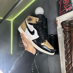 Jordan Gold Toe 1 (Size 10.5)
