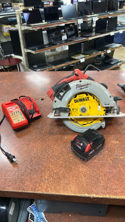 Milwaukee 2631-20 circular saw / w charger and battery