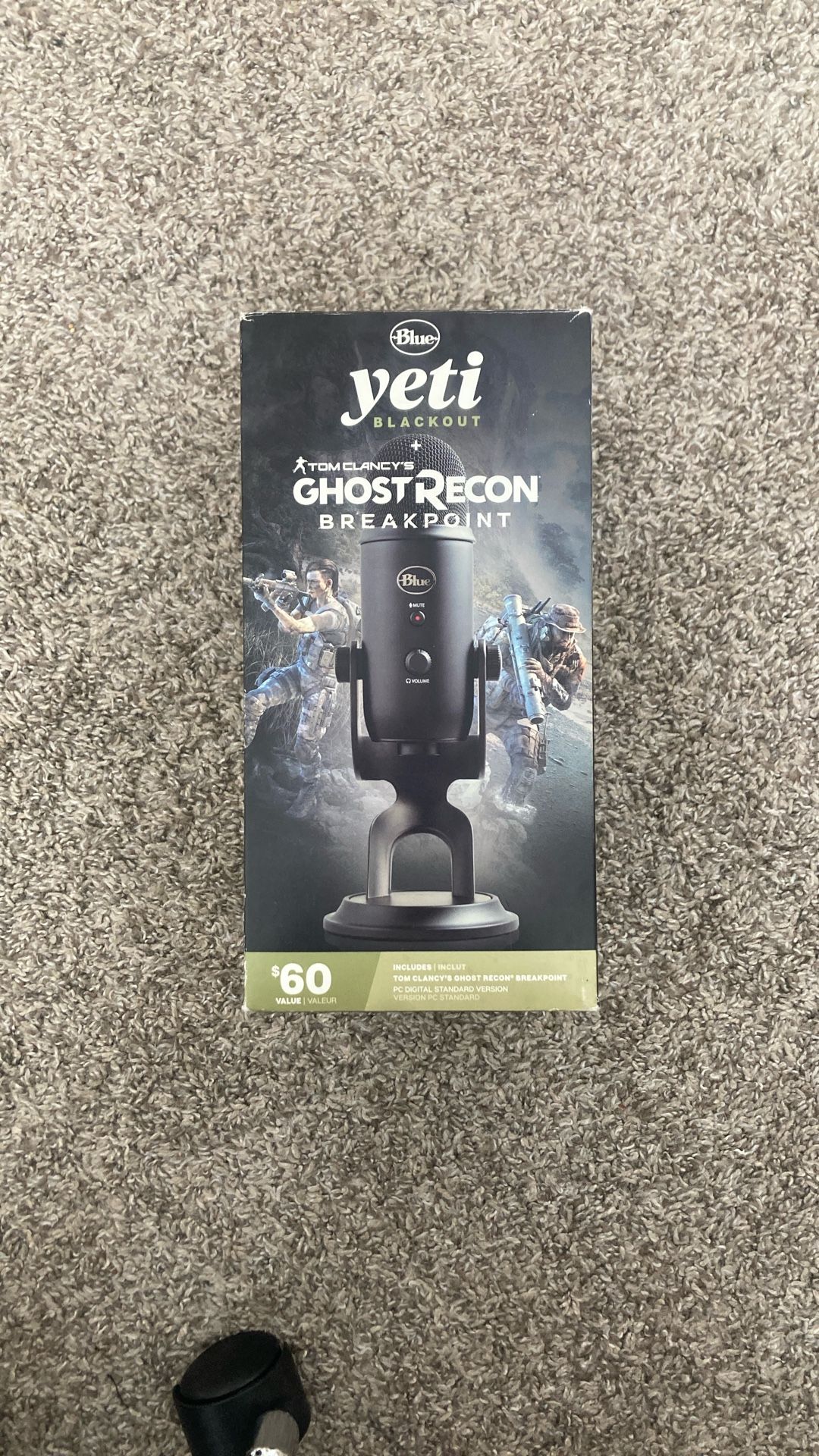 Yeti Blackout Microphone with Stand