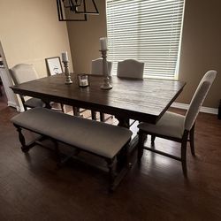 Selling a dinning elegant dinning table with 6 chairs
