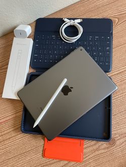 Apple iPad 8th Generation 32GB (Latest iOS 26) Logitech Keyboard case , Pencil & charger