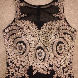 Extra Large XL formal dress Women sweetheart neckline evening gown Night scene

Beautiful sequined black and gold dress, mermaid style with stretchy m