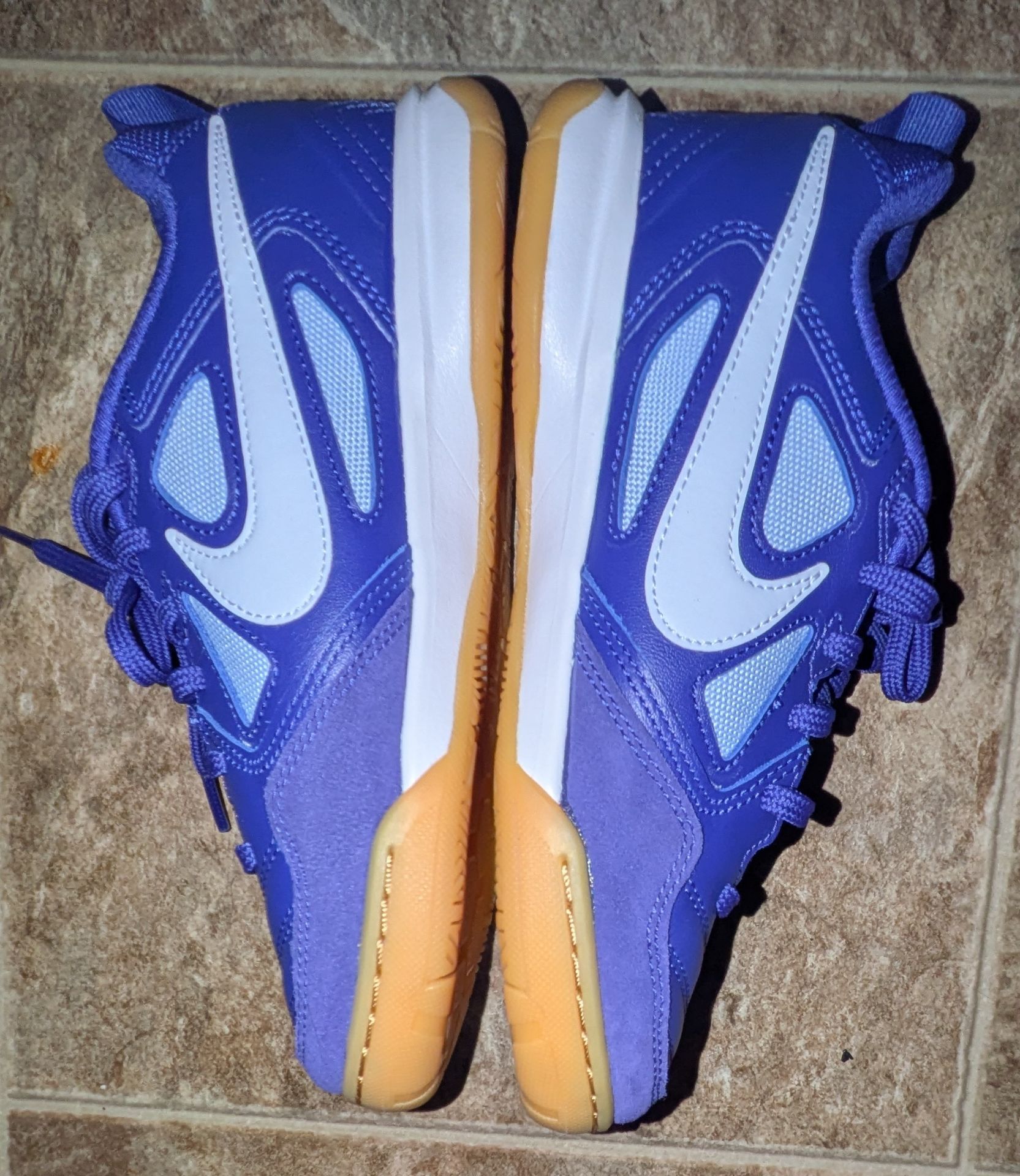 Nike Gato soccer shoes boys/youth size 3