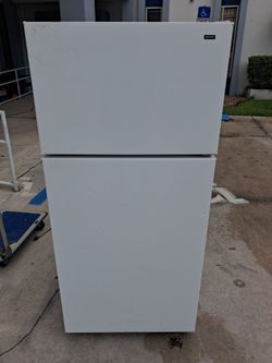 HOTPOINT Refrigerator 28 W x  58 H Top Freezer bottom Fridge