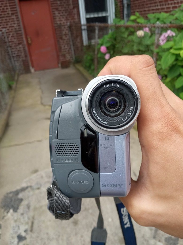 Sony DCR-TRV22 Video Camera