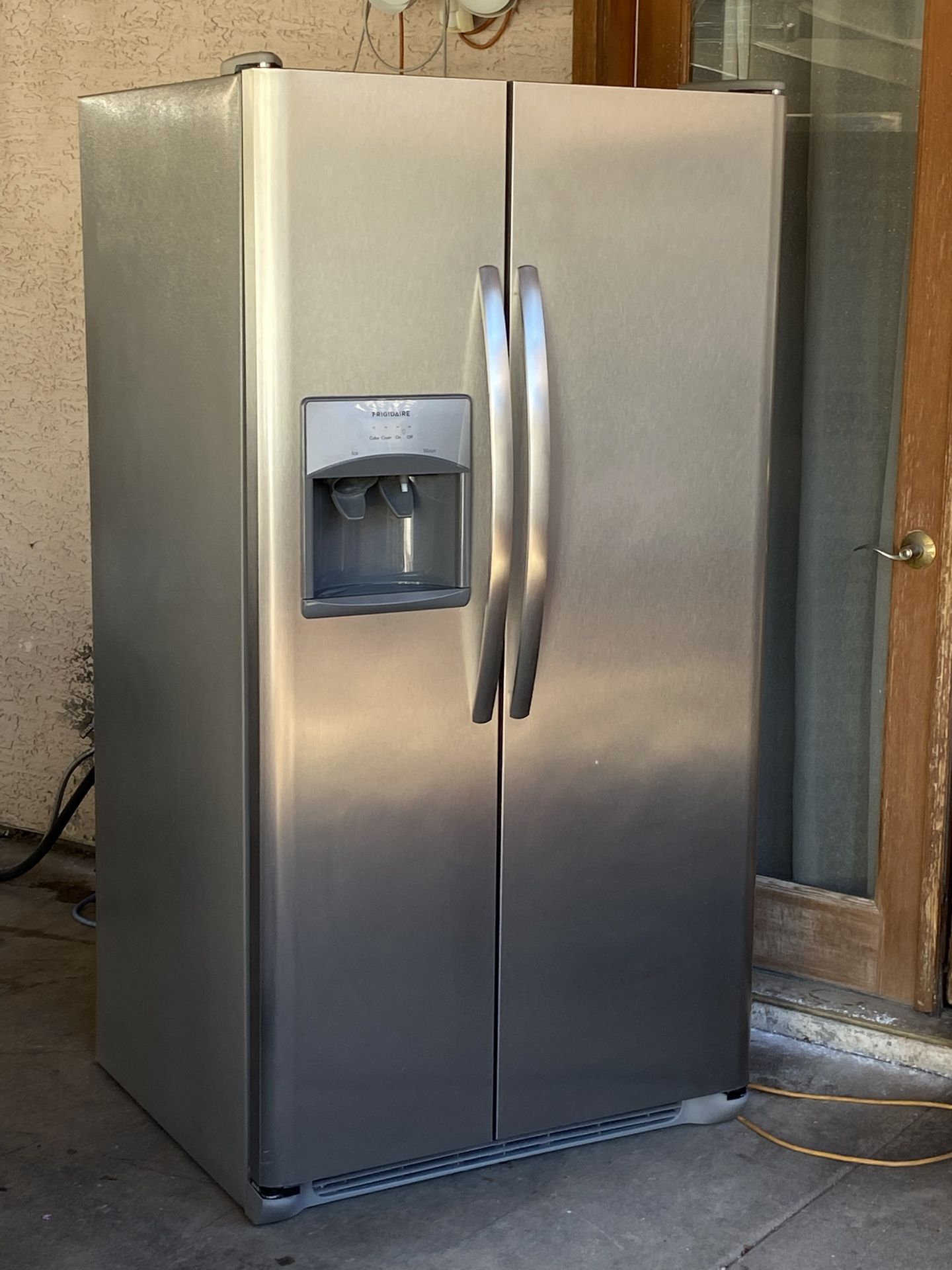 FRIGIDAIRE STAINLESS REFRIGERATOR