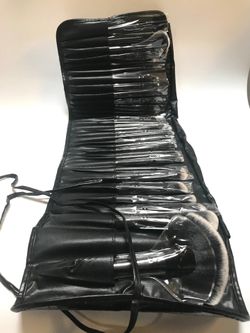 BRAND NEW 32-Piece Master Studio Makeup Brush Set with Black Croc-Effect Roll Case !