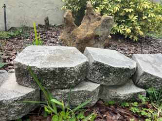 Concrete retaining wall block