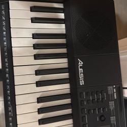 Alesis Harmony 61 Keyboard + Stand – Great Condition!