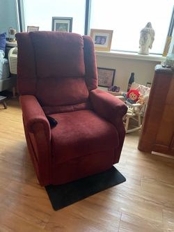 Free. Recliner/lift chair