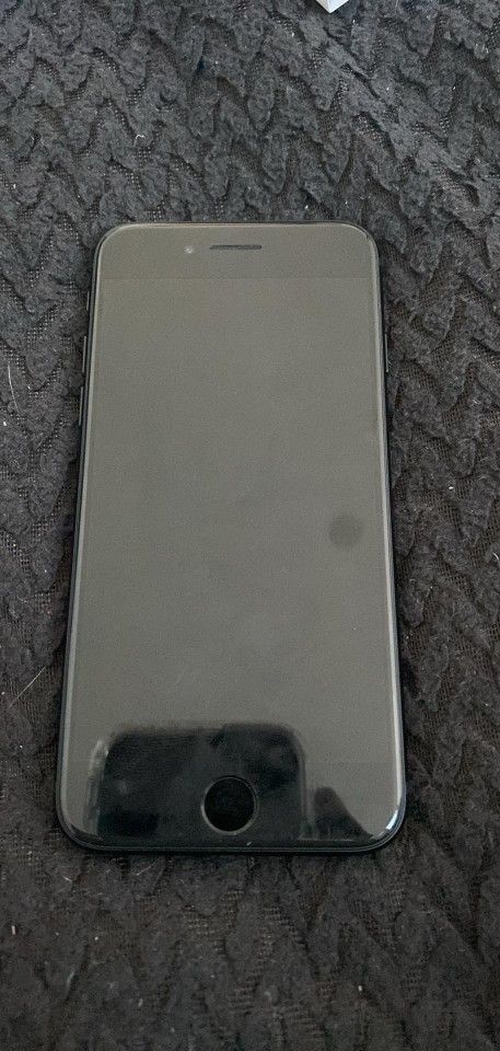 iPhone SC. It's Locked 