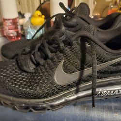 NIKE AIR MAX LOW TRIPLE BLACK