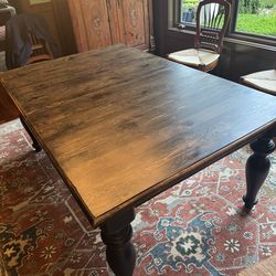 Dining table in excellent condition