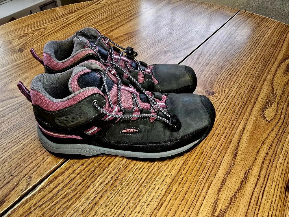Keen size 6 women's/ girls hiking boots Sz. 6