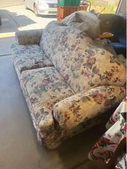 I have these two sofas in good condition //Tengo estos dos sofás en buen estado