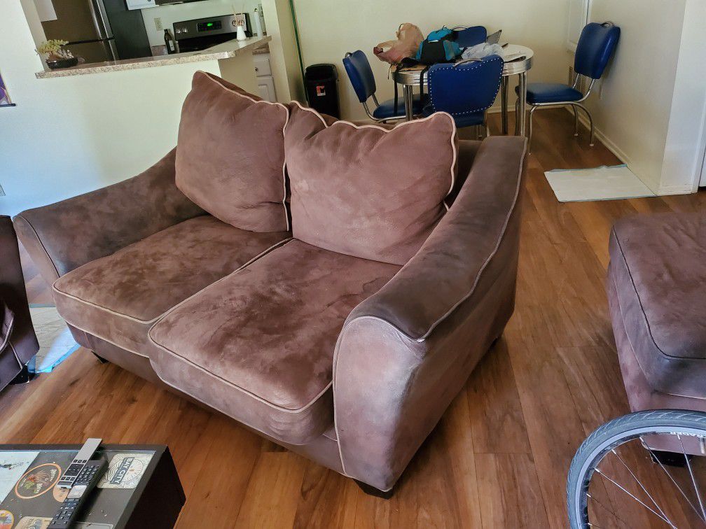 2008 suede brown luxury couch (oversized luvseat)