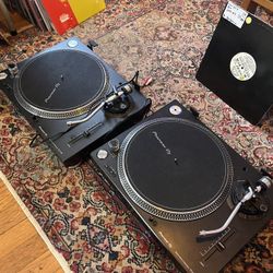 Pair of Pioneer PLX500 DJ turntables