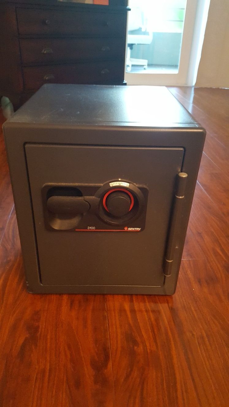 Sentry 3100 combination fire lock safe