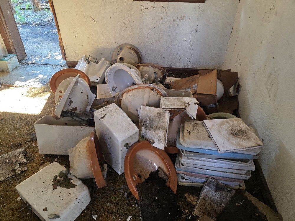 Toilets! Lots Of Them