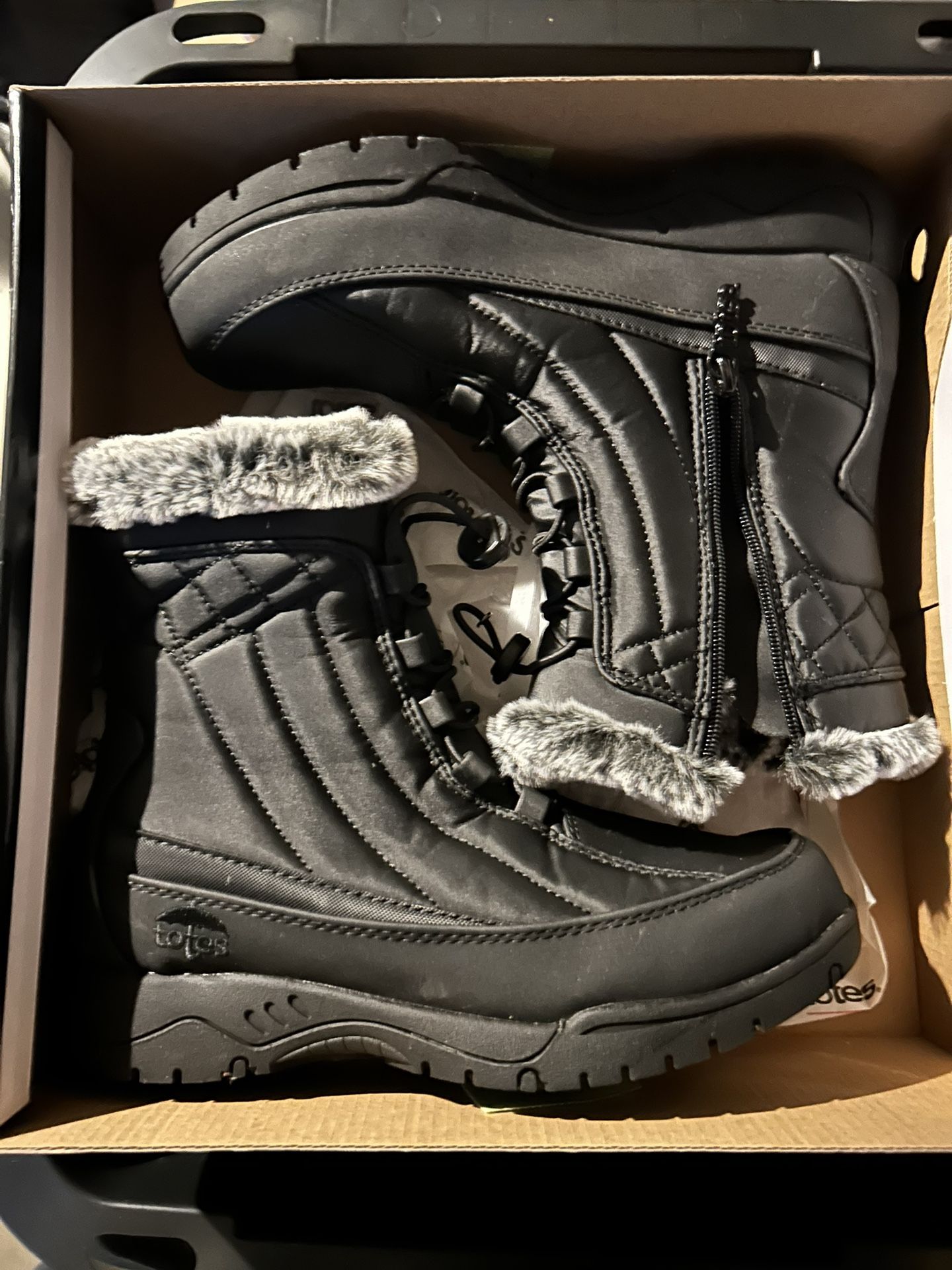 Women snow boots size 9