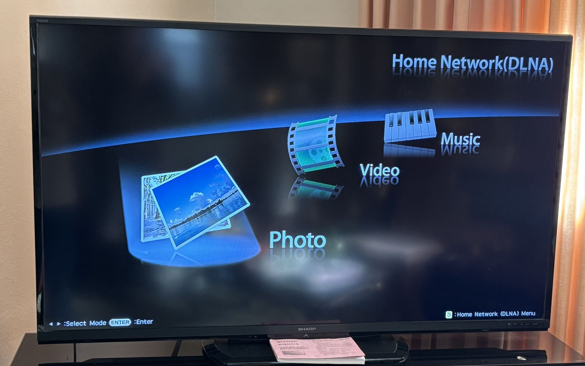 Sharp Smart TV  LC-70LE650U